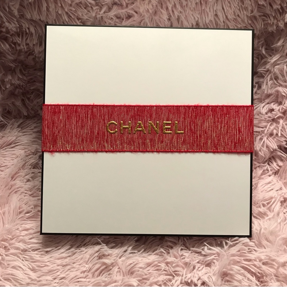 CHANEL LARGE GIFT BOX